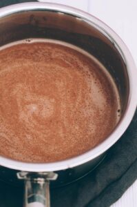 Einfache heiße Schokolade mit Cashew-Vanille Creme (vegan, laktosefrei) Rezept