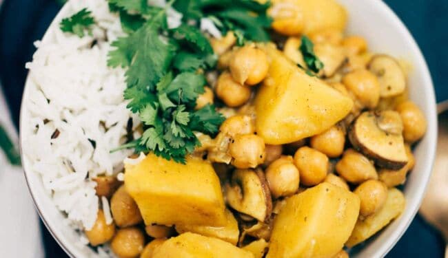 simple chickpea coconut curry recipe (30 minutes!)