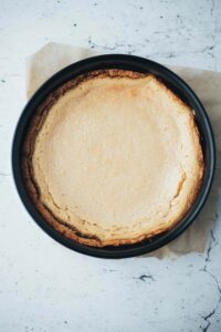 Einfacher veganer Käsekuchen mit Erdbeersauce Rezept (Glutenfrei)