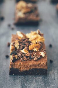 Roher Brownie mit Schokoladencreme (30 Minuten) veganes Rezept