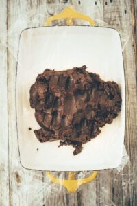 Roher Brownie mit Schokoladencreme (30 Minuten) veganes Rezept