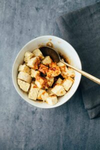 knusprige vegane Tempeh Spieße mit Erdnussbuttersauce