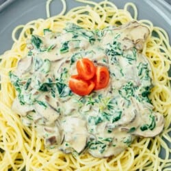 Pasta Alfredo with spinach and mushrooms (30 minutes) recipe