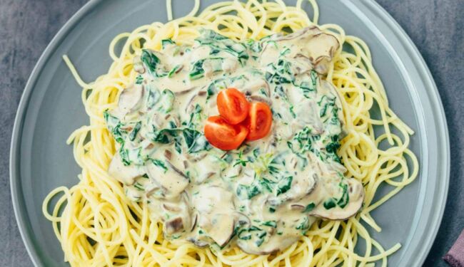 Pasta Alfredo with spinach and mushrooms (30 minutes) recipe