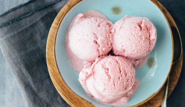 Vegan strawberry ice cream with aquafaba (without ice cream maker) recipe