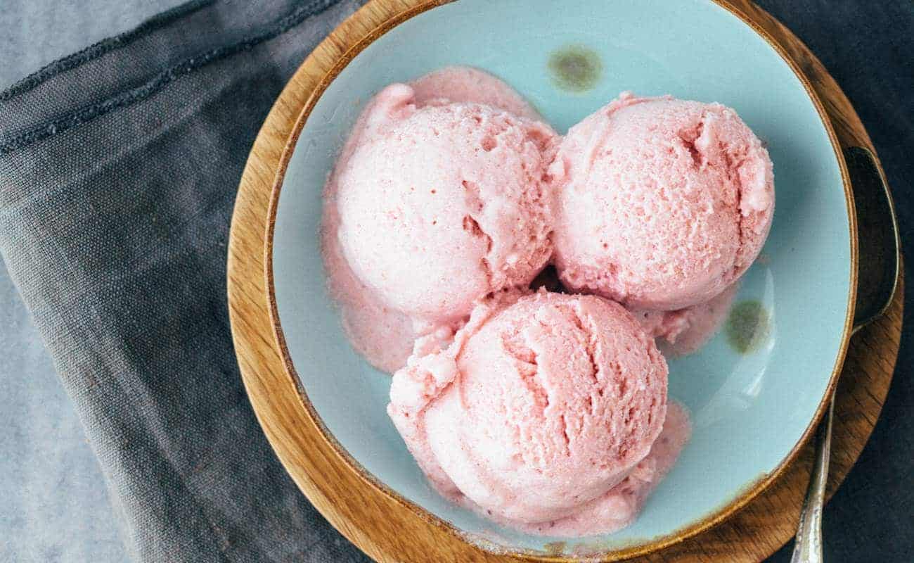 Vegan strawberry ice cream with aquafaba without ice cream maker