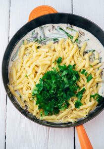 Cremige Pasta mit grünem Spargel und Champignons (30 Minuten) veganes Rezept