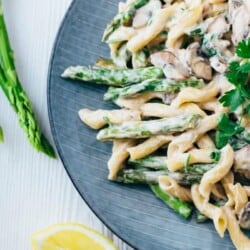 Creamy pasta with green asparagus and mushrooms (30 minutes) vegan recipe