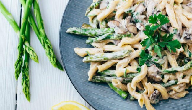 Creamy pasta with green asparagus and mushrooms (30 minutes) vegan recipe