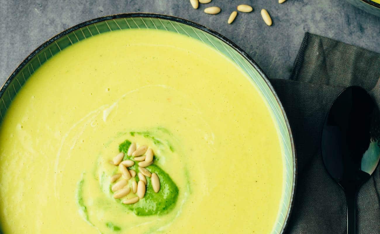 Asparagus soup with basil pesto (30 minutes) recipe