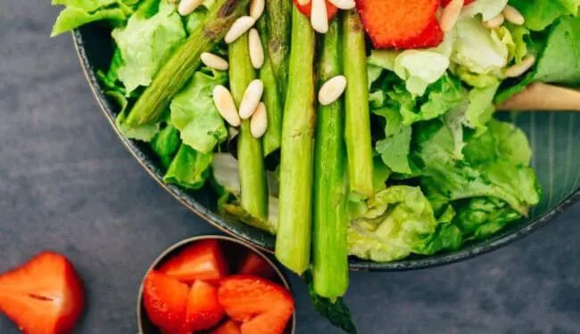 Salad with strawberries and green asparagus (30 minutes) recipe