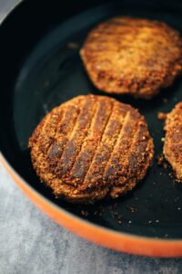 Veganer „Tex Mex“ Burger mit hausgemachter Guacamole Rezept