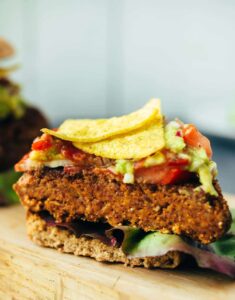 Veganer „Tex Mex“ Burger mit hausgemachter Guacamole Rezept