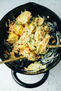 Einfacher veganer Kartoffelsalat in nur 30 Minuten - Rezept