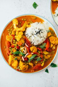 Cremiges Korma (Indisches Curry) mit Blumenkohl und Erbsen Rezept