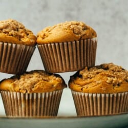 Apple muffins with cinnamon crumble (vegan, lactose-free)