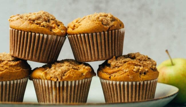 Apple muffins with cinnamon crumble (vegan, lactose-free)