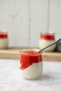 veganes Panna Cotta mit Erdbeersauce (5 Zutaten) Rezept