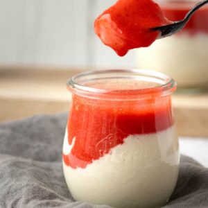 veganes Panna Cotta mit Erdbeersauce (5 Zutaten) Rezept