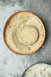 Knusprig panierte Aubergine mit cremiger Pasta (30 Minuten)