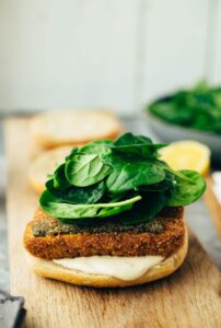 Veganer Fisch Burger mit Cashew-Remoulade