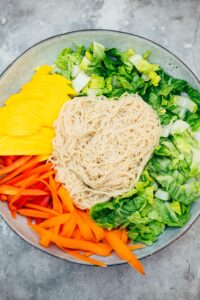 Asiatische Bowl mit Erdnussbutter Tempeh