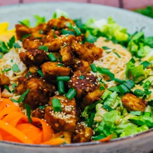 Asian bowl with peanut butter tempeh