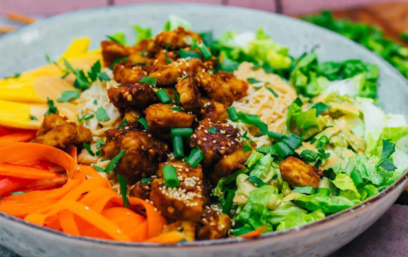 Asian bowl with peanut butter tempeh