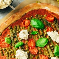 Pizza with ricotta and green asparagus (vegan)