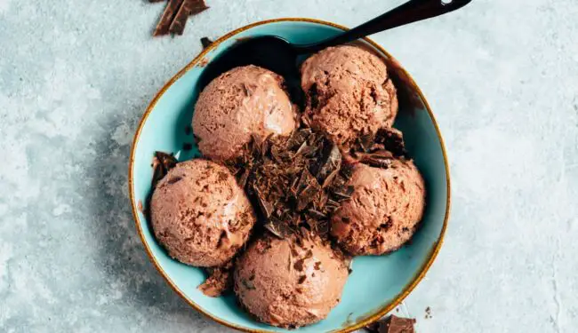 Creamy vegan chocolate cherry ice cream (with and without ice cream machine)