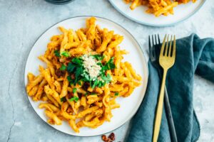 Nudelsalat mit Cashew-Tomaten Pesto