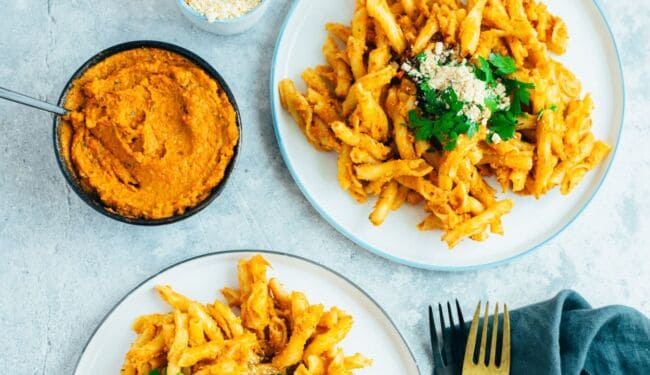 Pasta salad with cashew tomato pesto