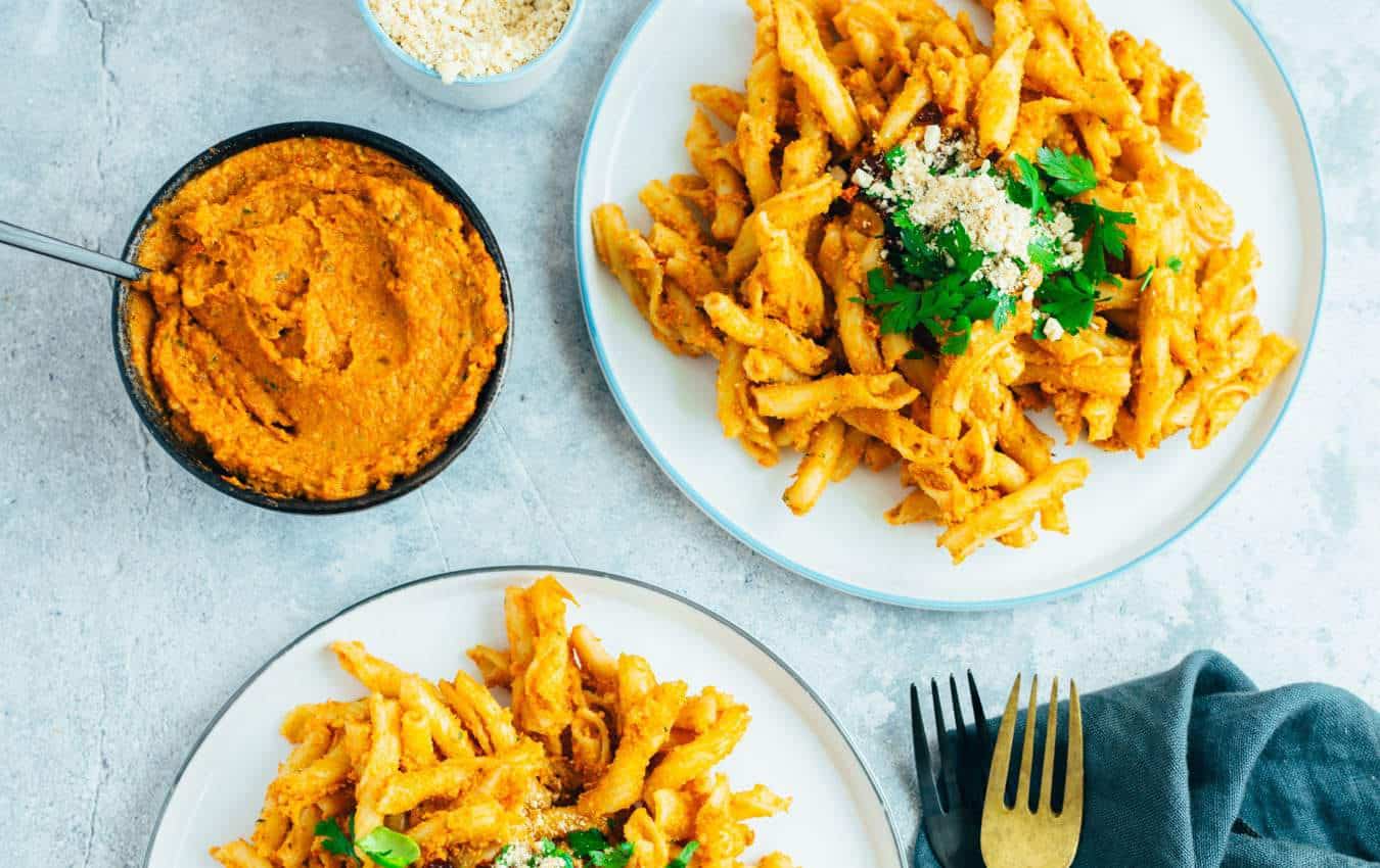 Pasta salad with cashew tomato pesto