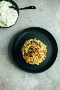 Zucchini-Kartoffel Puffer mit Tzatziki