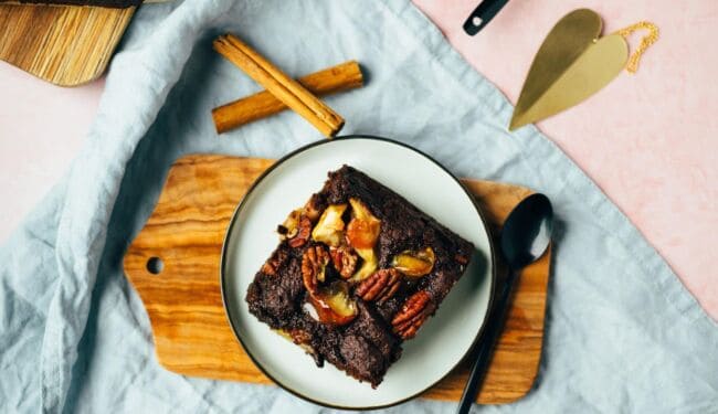 Brownie with caramelized apples