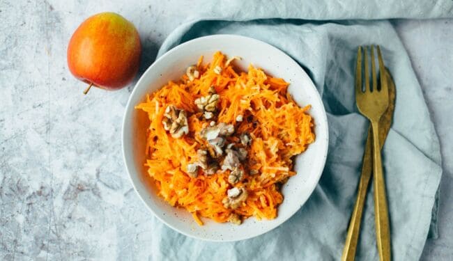 Apple and carrot salad (vegan)