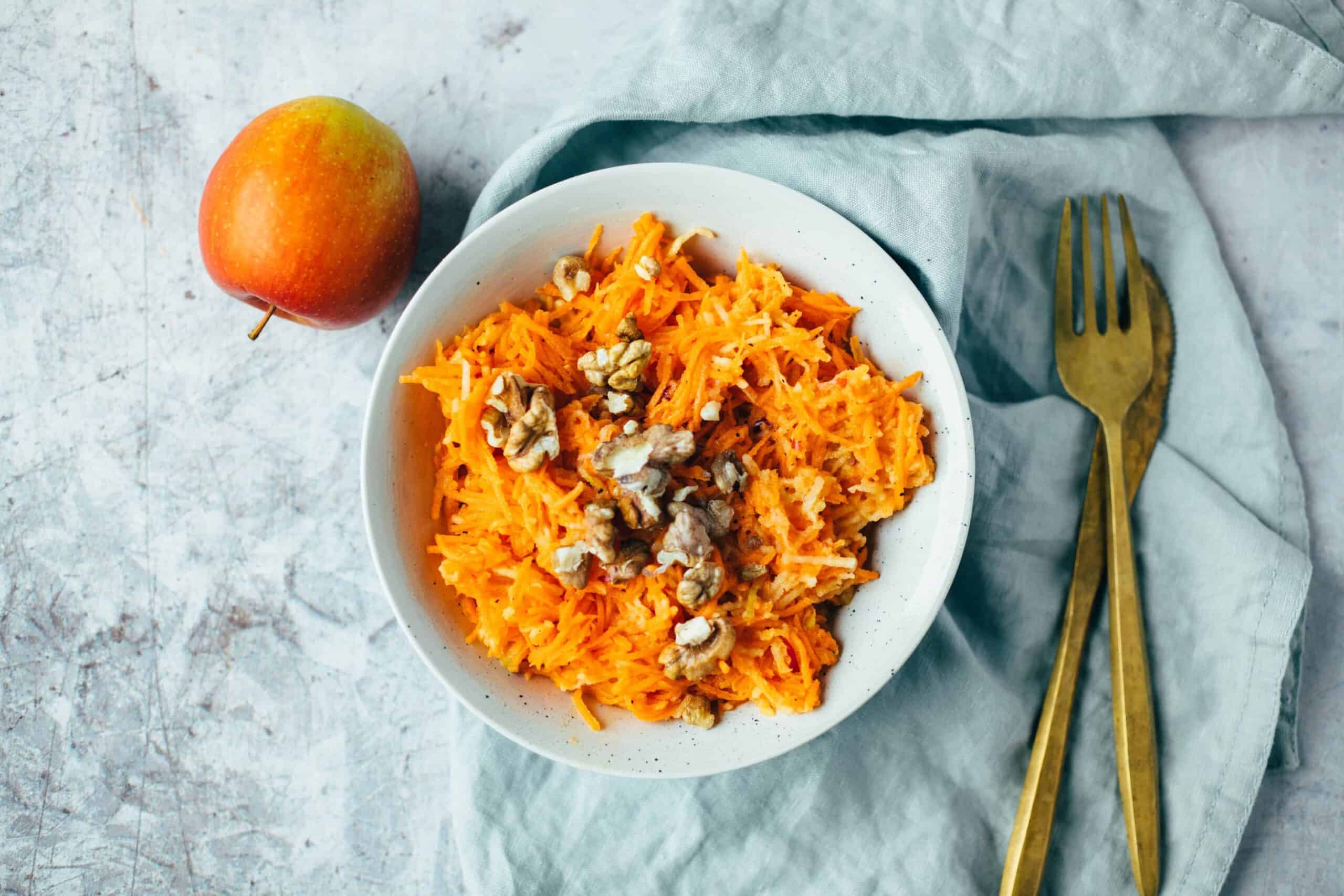 Apple and carrot salad (vegan)