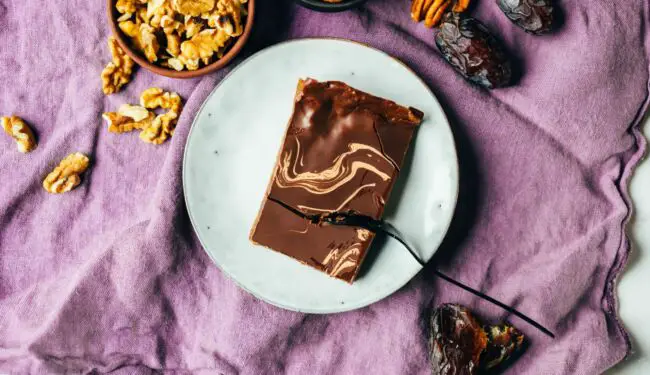 Date caramel slices (3 ingredients) vegan + gluten-free