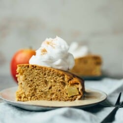 Apple pie with vanilla sauce (vegan)