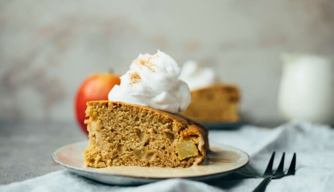 Apple pie with vanilla sauce (vegan)