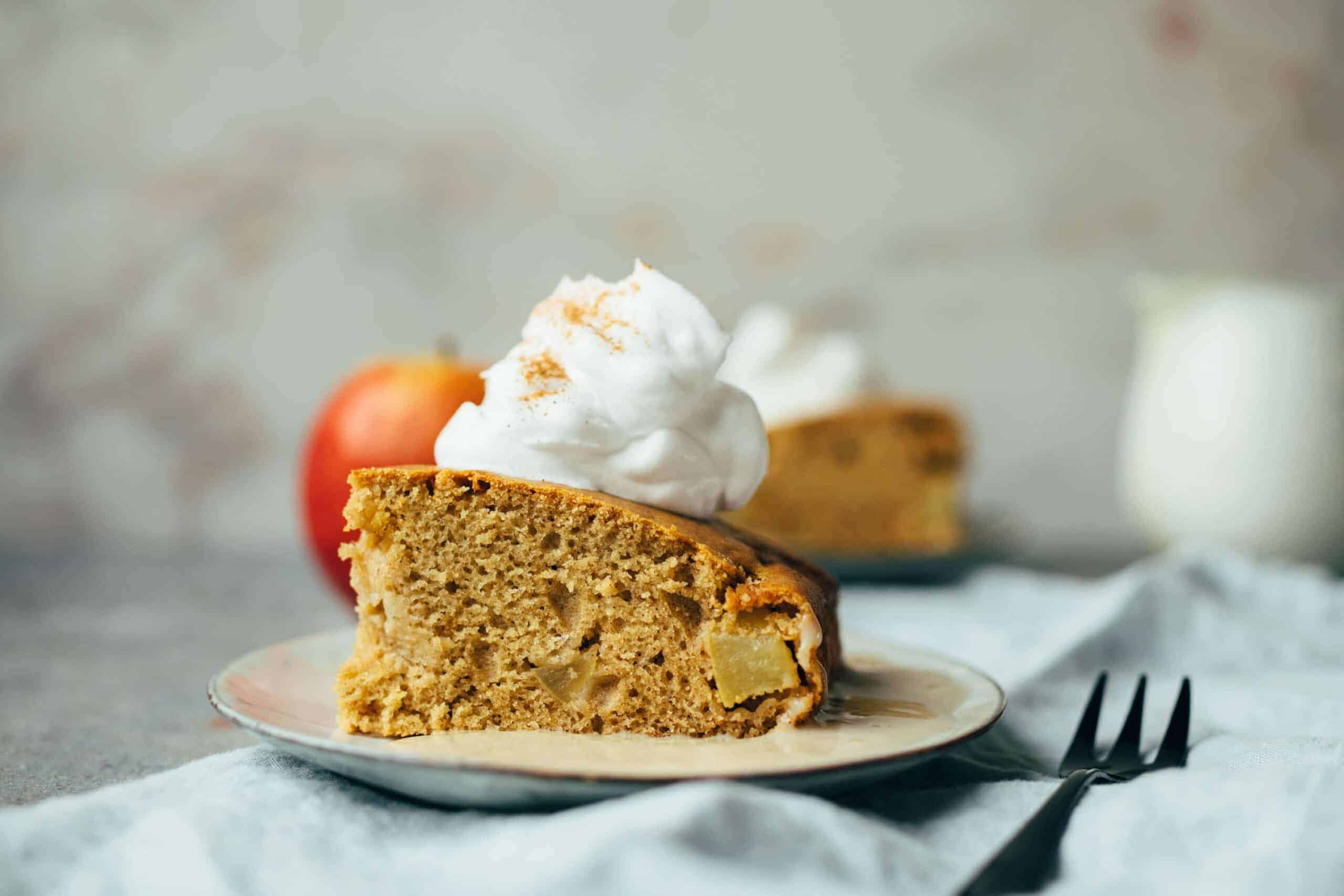 Apple pie with vanilla sauce (vegan)