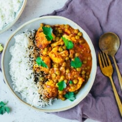 Baked cauliflower curry with peas