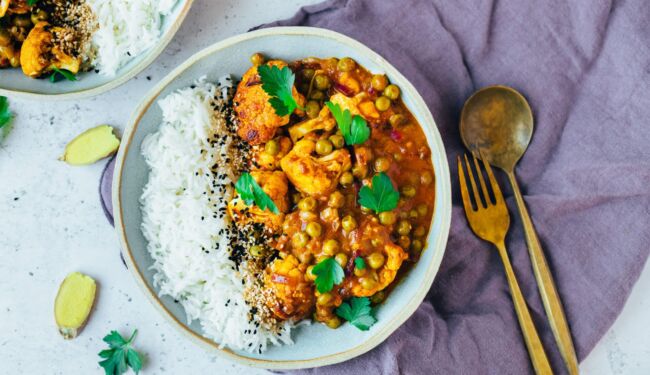 Baked cauliflower curry with peas