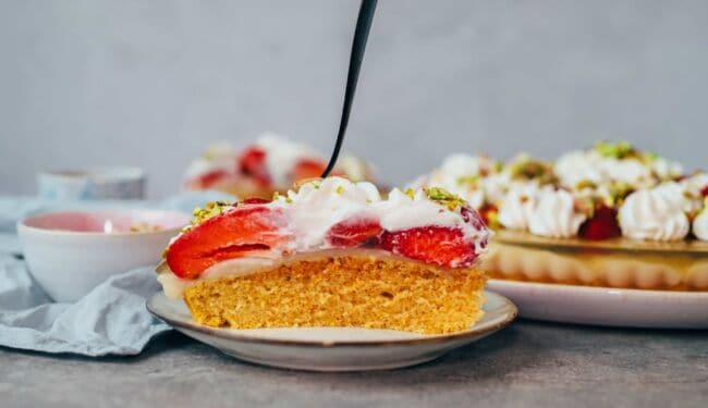 Strawberry cake with vanilla pudding