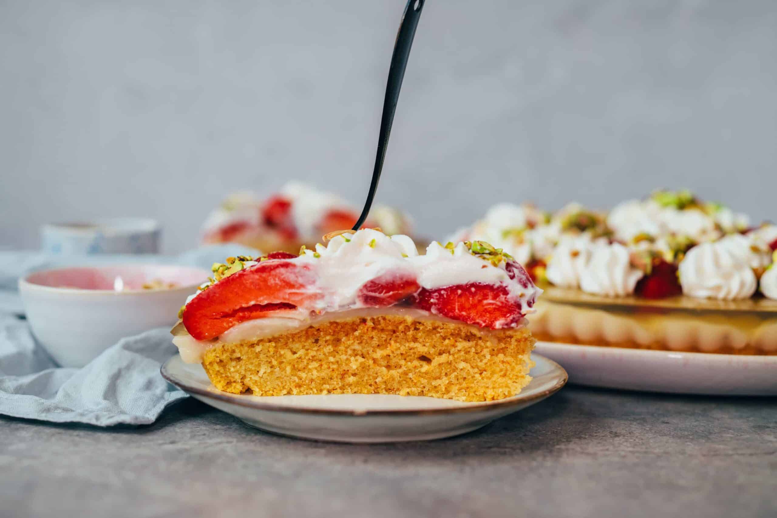 Strawberry cake with vanilla pudding