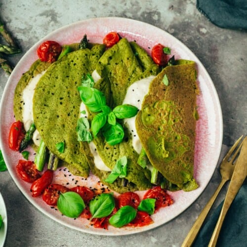 Spinach crêpes with mozzarella and green asparagus (gluten-free)