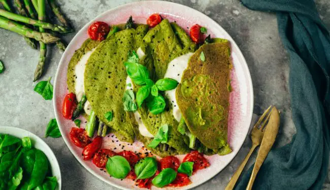 Spinach crêpes with mozzarella and green asparagus (gluten-free)