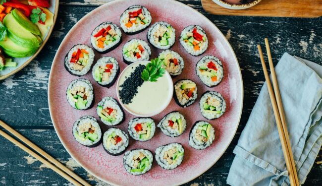 veganes Sushi mit Spicy Majo Rezept top 1 scaled - vegane Rezepte