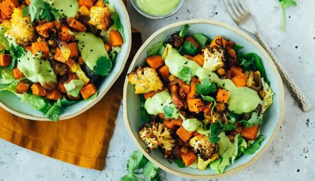 Salad with tikka vegetables and coconut chutney