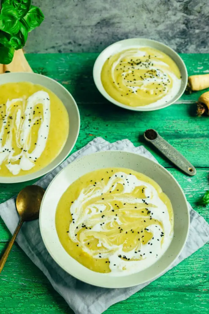 Creamy parsnip soup with vanilla